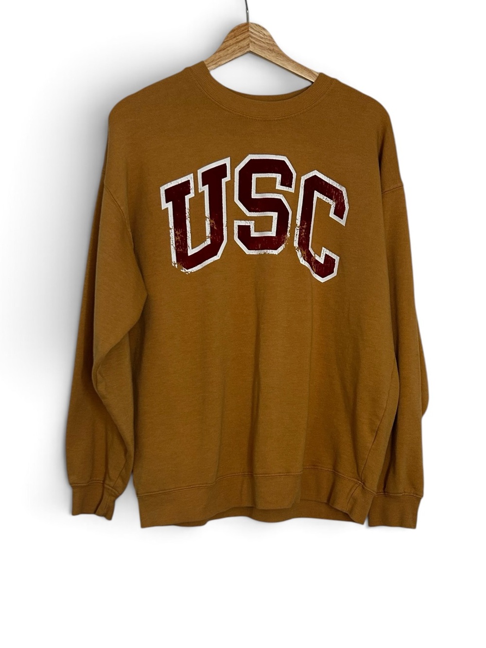 USC crewneck sweatshirt This vintage-style, gold-colored Logo Size Medium